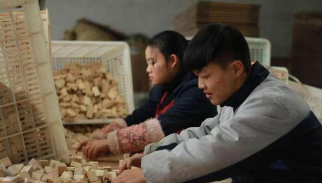 父母相繼離開！「走後留下12萬債」11歲少年自願扛下　拾荒打零工「用6年兌現承諾」債主感動反回報