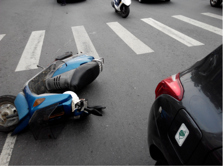 車禍無法上班！她憂「薪水會少得可憐」一查帳卻愣住　「老闆敲門拜訪」她流淚回：我不想失去工作