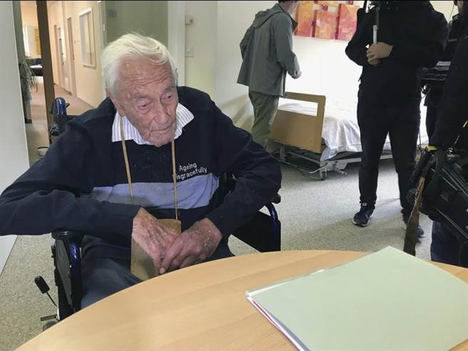 曾寶儀擁抱安樂死老人！104歲人瑞「無慢性病兒孫成群」卻想離開世界　「與老人最後一次對話」她不禁有感而發