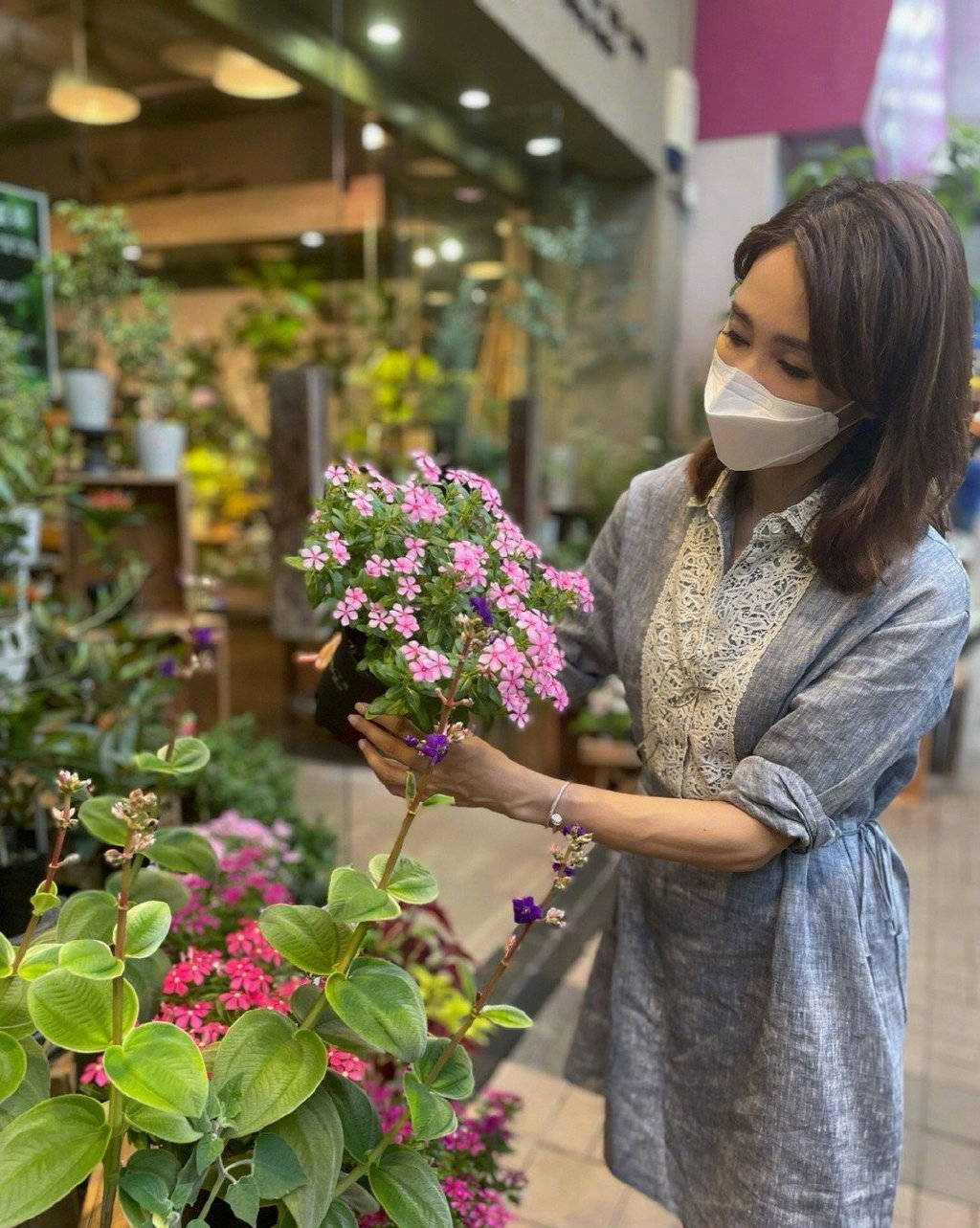 一人扛起整個家！她為報恩「巔峰退圈」嫁殘疾富商　現逆天改命「身價10億」甜曬鴿子蛋