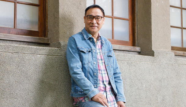 唱紅《重提往事》！「情歌王子」王瑞瑜63歲「斜槓當歌唱老師」　膝下無子「為孤老演唱」：唱歌讓我可幫助人