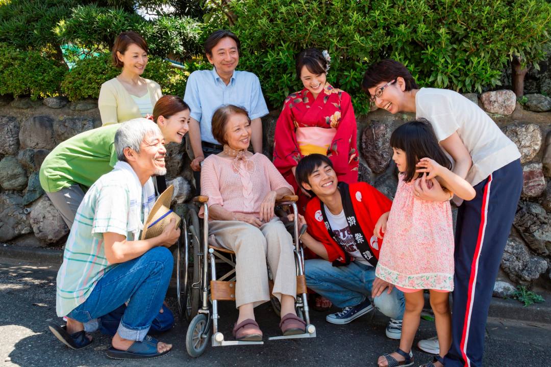 日久生情！75歲爺爺「老伴走後愛上看護」　兒女反對仍無效「花260萬買房送她」原因引人深思