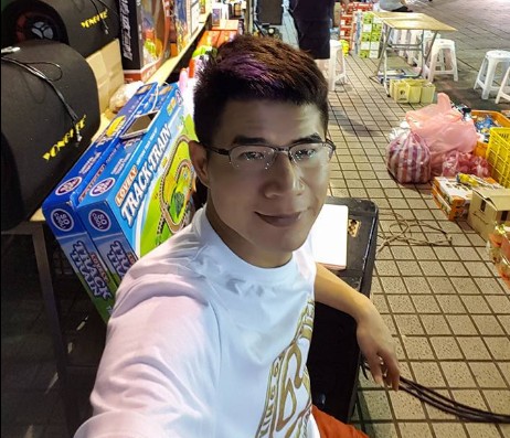 全家擠廢工廠！寶島叫賣哥「家裡破產欠3千萬」撿回收被親友瞧不起　「靠擺攤翻轉人生」：只想讓家人吃飽穿暖