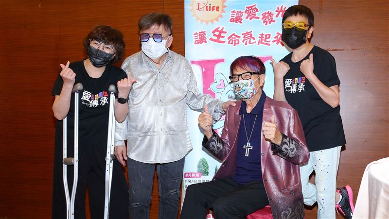 誤信民俗療法害慘自己！紀寶如「摔倒後找師傅喬遇驚魂」今拄拐杖首露面　包石膏3個月「親還原被折腿慘況」