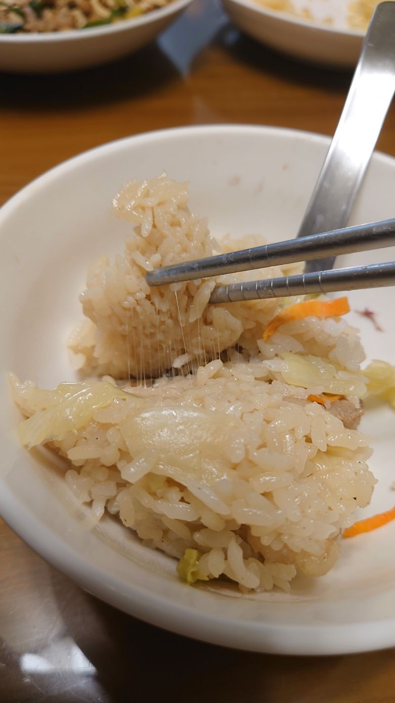 才隔一餐就變樣！電鍋蒸飯「筷子一夾就牽絲」網友掙扎：還能吃嗎　內行人「急勸快停手」後果永難忘