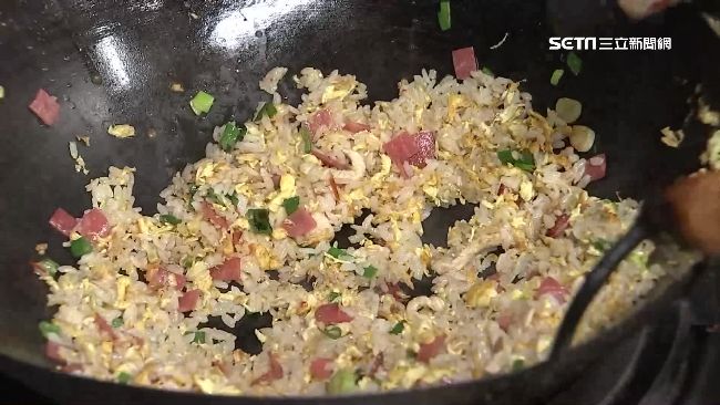 才隔一餐就變樣！電鍋蒸飯「筷子一夾就牽絲」網友掙扎：還能吃嗎　內行人「急勸快停手」後果永難忘