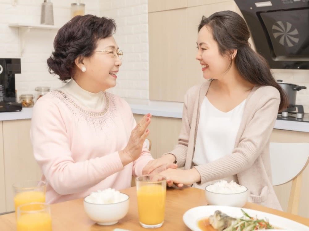 從小一起長大！結婚後「閨蜜經常來我家玩」　有天她「蹲下綁鞋帶」婆婆說：媳婦，別讓她來了