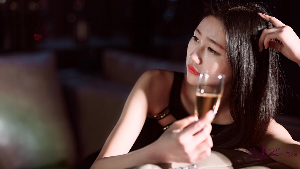 從小一起長大！結婚後「閨蜜經常來我家玩」　有天她「蹲下綁鞋帶」婆婆說：媳婦，別讓她來了