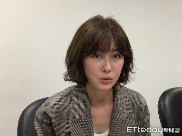 48歲女星哽咽「爸爸父親節前離開」全家措手不及　銘記「爸爸教的最後一堂課」：接祂回家了