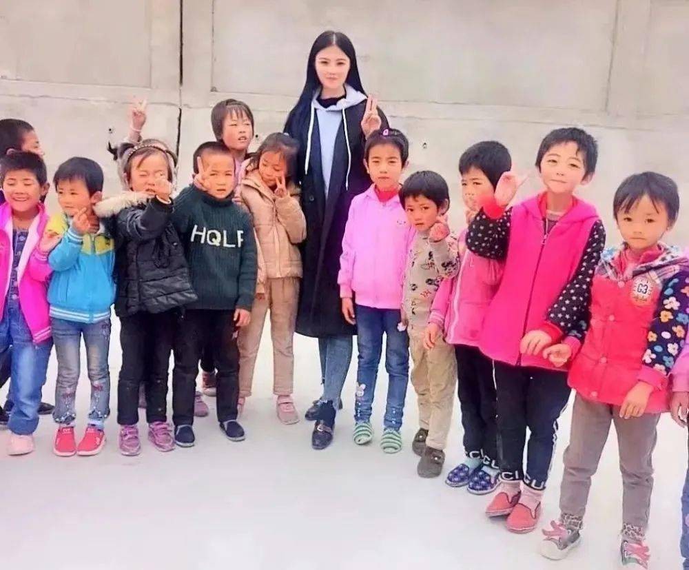 7歲農村女孩一笑成名！經紀公司為她「開百萬薪酬」　父母斷然拒絕：不做下個小馬雲