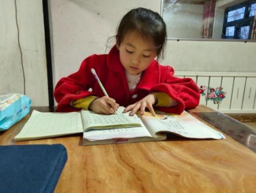 7歲農村女孩一笑成名！經紀公司為她「開百萬薪酬」　父母斷然拒絕：不做下個小馬雲