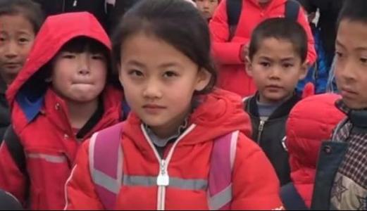 7歲農村女孩一笑成名！經紀公司為她「開百萬薪酬」　父母斷然拒絕：不做下個小馬雲