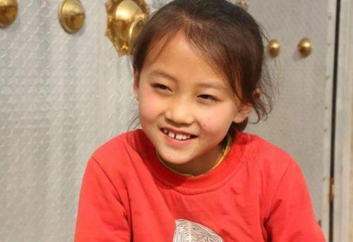 7歲農村女孩一笑成名！經紀公司為她「開百萬薪酬」　父母斷然拒絕：不做下個小馬雲
