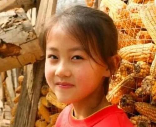 7歲農村女孩一笑成名！經紀公司為她「開百萬薪酬」　父母斷然拒絕：不做下個小馬雲