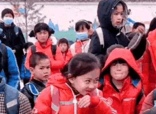 7歲農村女孩一笑成名！經紀公司為她「開百萬薪酬」　父母斷然拒絕：不做下個小馬雲