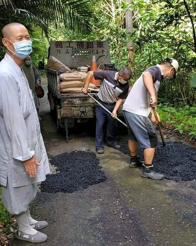 政府鋪路永不平？千名阿公「22年公益填坑補不完」點明官方有問題　「最難忘師父挽袖相助」寶島溫情暖人