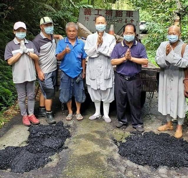政府鋪路永不平？千名阿公「22年公益填坑補不完」點明官方有問題　「最難忘師父挽袖相助」寶島溫情暖人