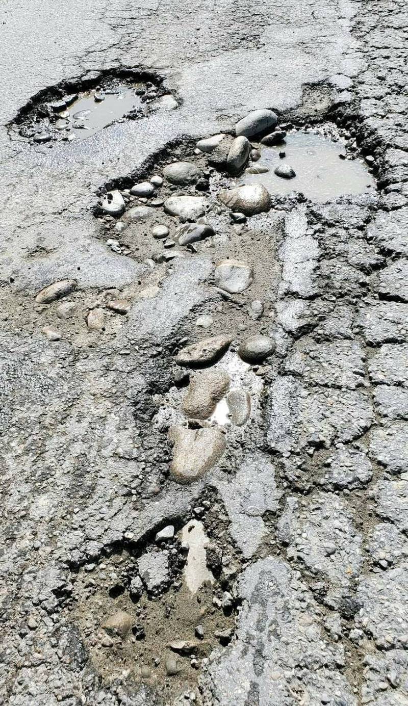政府鋪路永不平？千名阿公「22年公益填坑補不完」點明官方有問題　「最難忘師父挽袖相助」寶島溫情暖人