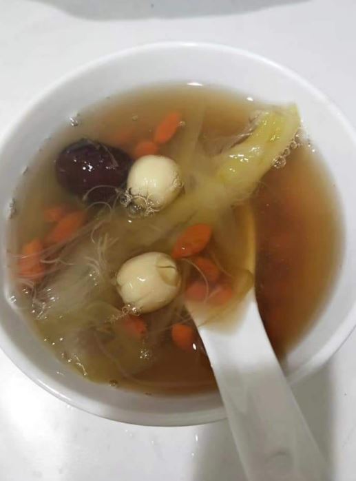 社區撿到神秘花！他好奇發問「有人知道是啥嗎？」　老饕激動喊「拿來煮湯超好喝」：童年經典美味