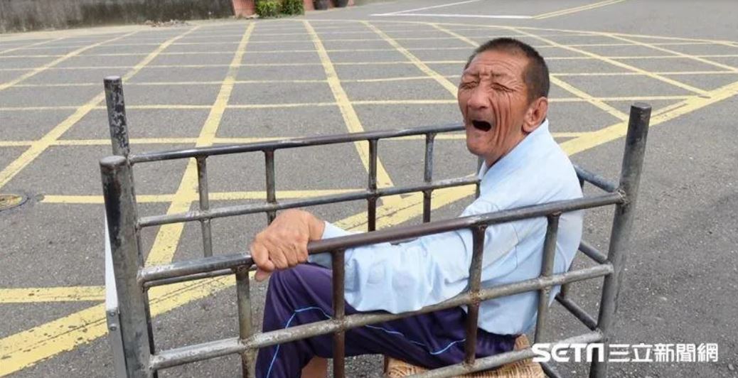 一甲子無怨悔！9旬父拖病軀「推64歲腦麻兒散步」怕熱急餵水　失智仍記得「愛子想出門」：我走後怎麼辦...