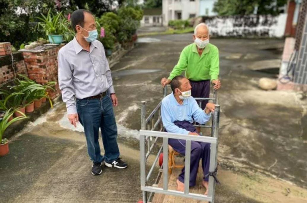 一甲子無怨悔！9旬父拖病軀「推64歲腦麻兒散步」怕熱急餵水　失智仍記得「愛子想出門」：我走後怎麼辦...
