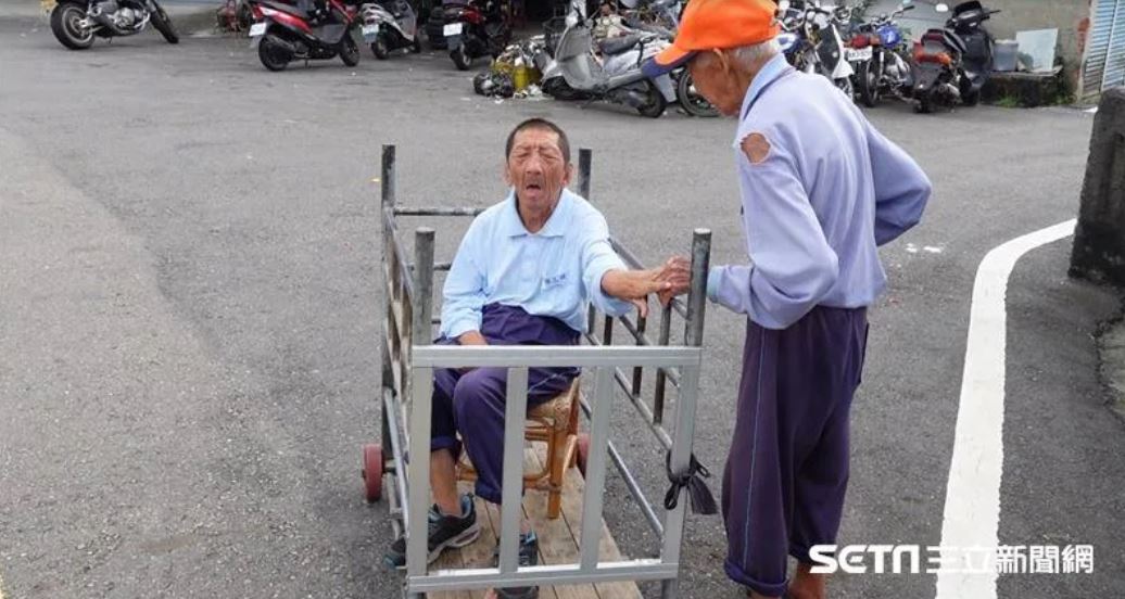 一甲子無怨悔！9旬父拖病軀「推64歲腦麻兒散步」怕熱急餵水　失智仍記得「愛子想出門」：我走後怎麼辦...