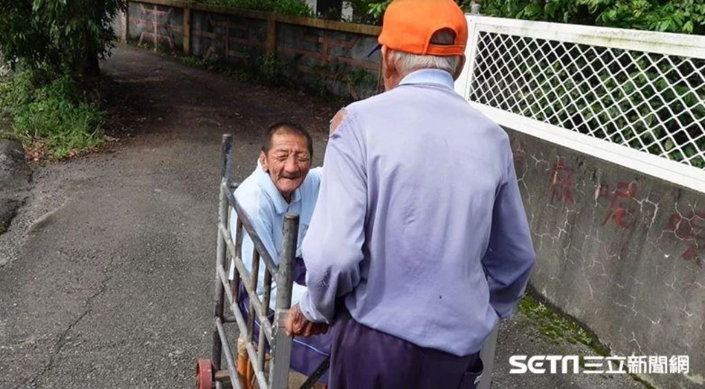 一甲子無怨悔！9旬父拖病軀「推64歲腦麻兒散步」怕熱急餵水　失智仍記得「愛子想出門」：我走後怎麼辦...