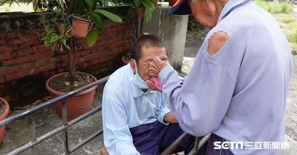 一甲子無怨悔！9旬父拖病軀「推64歲腦麻兒散步」怕熱急餵水　失智仍記得「愛子想出門」：我走後怎麼辦...