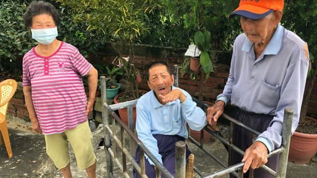 一甲子無怨悔！9旬父拖病軀「推64歲腦麻兒散步」怕熱急餵水　失智仍記得「愛子想出門」：我走後怎麼辦...