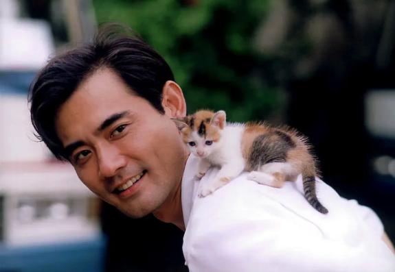 不慕名利！61歲男星「獨住242坪別墅」過上夢想中退休　不婚零社交「近況曝光」人人稱羨