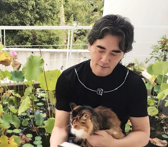 未婚未育！台灣第一美男「獨住200坪別墅」內附7房間　「爽爽早退休」零社交近況震撼網