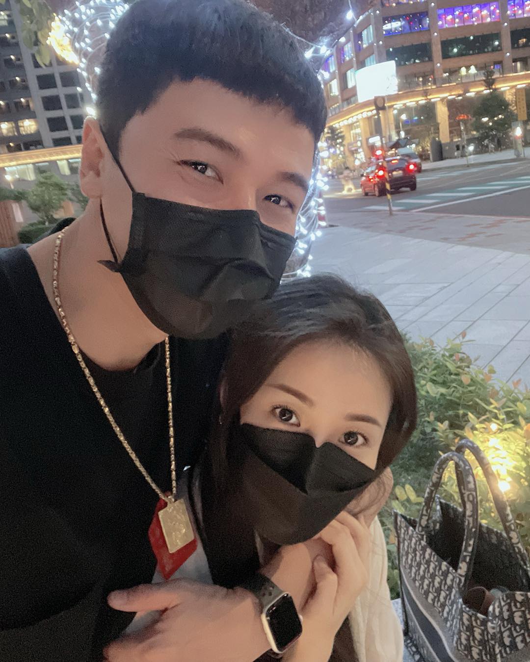 黃文星陷低潮「老婆拿2萬月薪陪他熬過」成功靠戲劇翻身　結婚8週年大方放閃「謝謝妳依舊在我身邊」