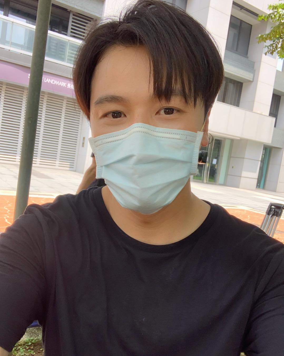 黃文星陷低潮「老婆拿2萬月薪陪他熬過」成功靠戲劇翻身　結婚8週年大方放閃「謝謝妳依舊在我身邊」