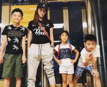 她是張柏芝婆婆！28歲「甩美國富豪」嫁浪子生下巨星　49歲嫁「小11歲老公」被寵21年
