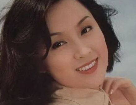 她是張柏芝婆婆！28歲「甩美國富豪」嫁浪子生下巨星　49歲嫁「小11歲老公」被寵21年