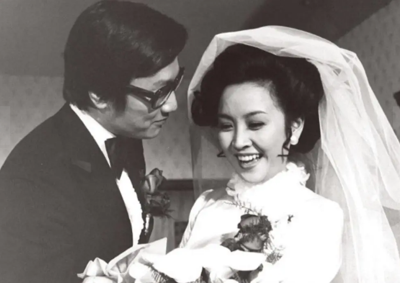 她是張柏芝婆婆！28歲「甩美國富豪」嫁浪子生下巨星　49歲嫁「小11歲老公」被寵21年