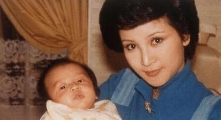 她是張柏芝婆婆！28歲「甩美國富豪」嫁浪子生下巨星　49歲嫁「小11歲老公」被寵21年