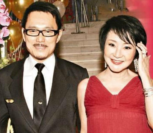 她是張柏芝婆婆！28歲「甩美國富豪」嫁浪子生下巨星　49歲嫁「小11歲老公」被寵21年