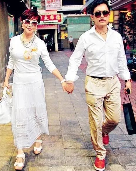她是張柏芝婆婆！28歲「甩美國富豪」嫁浪子生下巨星　49歲嫁「小11歲老公」被寵21年