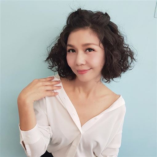 為戲扮老翻紅！于子育「全素顏化老妝」神駕馭兩造型　「51歲真面目曝光」女兒也驚豔：側臉像鍾楚紅