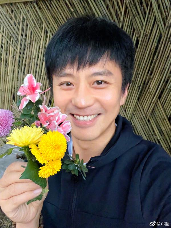 手足情深！鄧超家窮付不出學費「大姐花光積蓄代墊」　姐姐患癌「他拚了命籌錢」成名後加碼回報2棟房