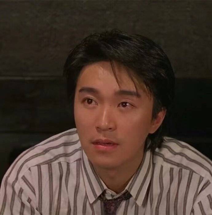 墜入愛河？59歲周星馳被拍「戀上17歲」落選港姐　女方「私照曝光」：甜美可人