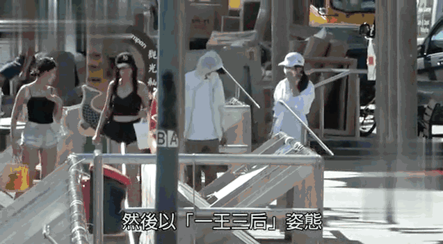 墜入愛河？59歲周星馳被拍「戀上17歲」落選港姐　女方「私照曝光」：甜美可人