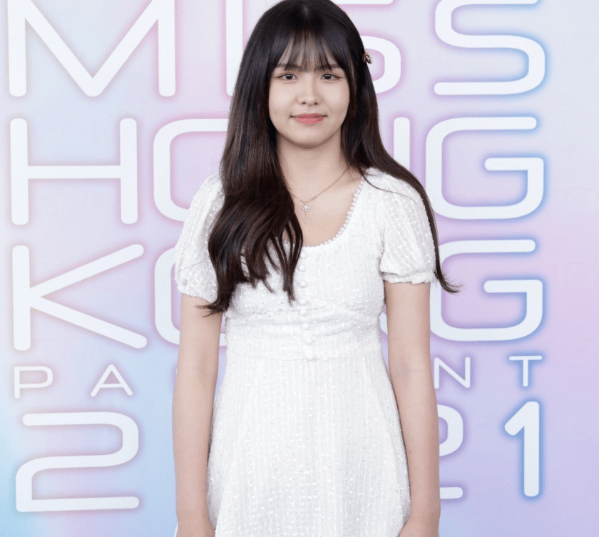 墜入愛河？59歲周星馳被拍「戀上17歲」落選港姐　女方「私照曝光」：甜美可人