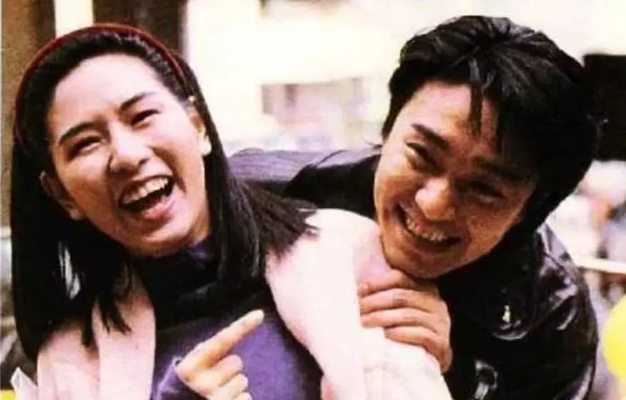 墜入愛河？59歲周星馳被拍「戀上17歲」落選港姐　女方「私照曝光」：甜美可人