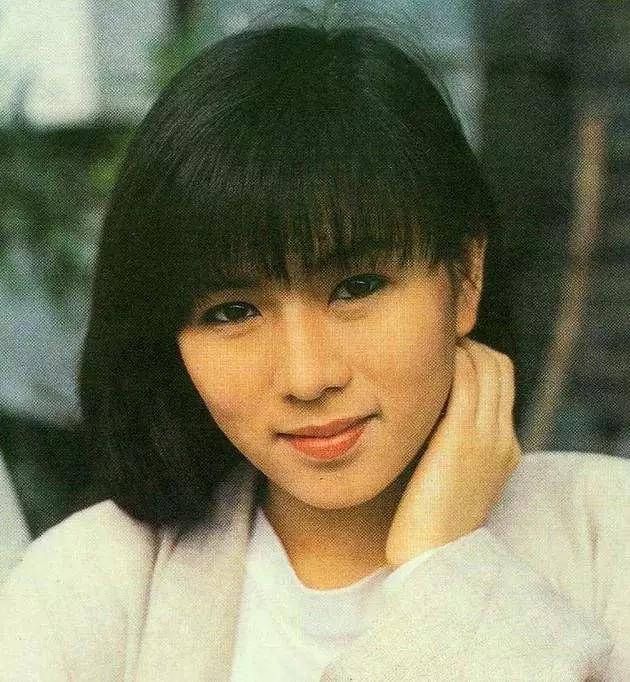 墜入愛河？59歲周星馳被拍「戀上17歲」落選港姐　女方「私照曝光」：甜美可人