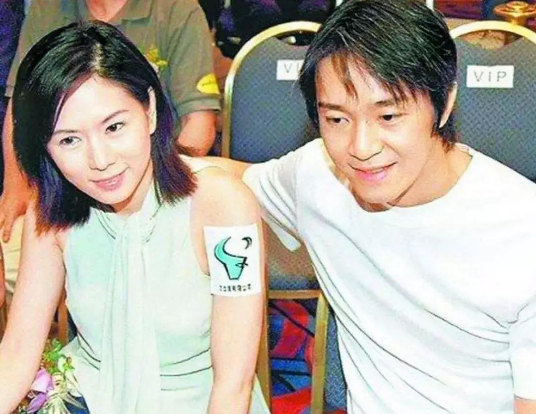 墜入愛河？59歲周星馳被拍「戀上17歲」落選港姐　女方「私照曝光」：甜美可人