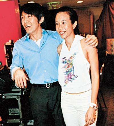 墜入愛河？59歲周星馳被拍「戀上17歲」落選港姐　女方「私照曝光」：甜美可人