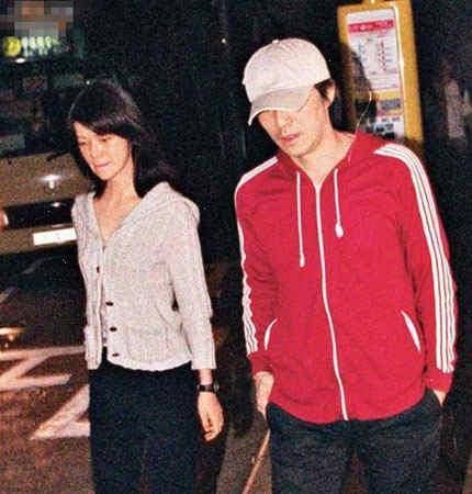 墜入愛河？59歲周星馳被拍「戀上17歲」落選港姐　女方「私照曝光」：甜美可人
