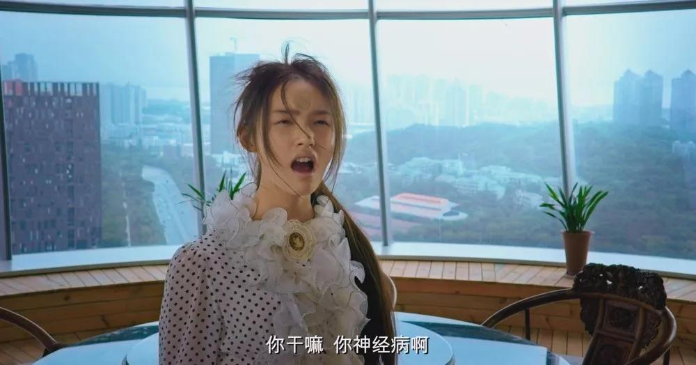 墜入愛河？59歲周星馳被拍「戀上17歲」落選港姐　女方「私照曝光」：甜美可人